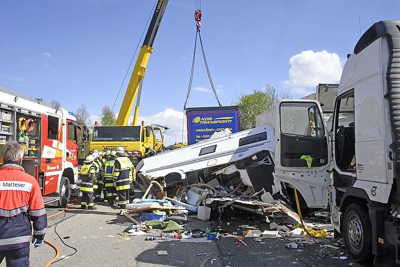 Auf der A8 am Irschenberg kam es am Donnerstag zu einem schrecklichen Unfall. Die Bilder vom Einsatz.