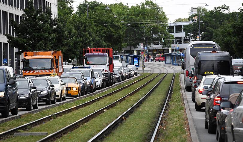 Leere Trambahngleise - daneben stauen sich die Autos.