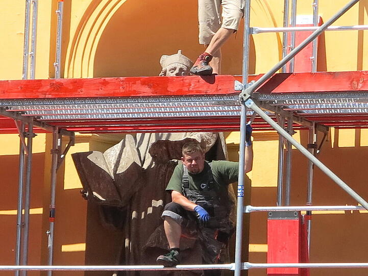 Derzeit kann man zusehen, wie das gerüst an der Theatinerkriche in die Höhe wächst. Bis 2016 wird die Vorderseite verhüllt sein. Danach kommen die Seiten und die Rückseite dran.
