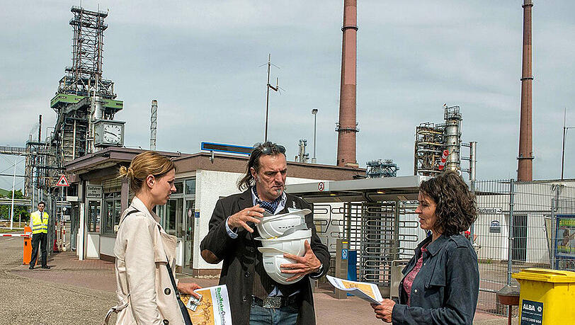 Johanna Stern (Lisa Bitter), Mario Kopper (Andreas Hoppe) und Lena Odenthal (Ulrike Folkerts) ermitteln bei der RheinNeckar-Chemie, wo vor 15 Jahren ein Mord stattfand, der womöglich mit ihrem aktuellen Fall zusammenhängt. Johanna Stern (Lisa Bitter), Mario Kopper (Andreas Hoppe) und Lena Odenthal (Ulrike Folkerts) ermitteln bei der RheinNeckar-Chemie, wo vor 15 Jahren ein Mord stattfand, der womöglich mit ihrem aktuellen Fall zusammenhängt.