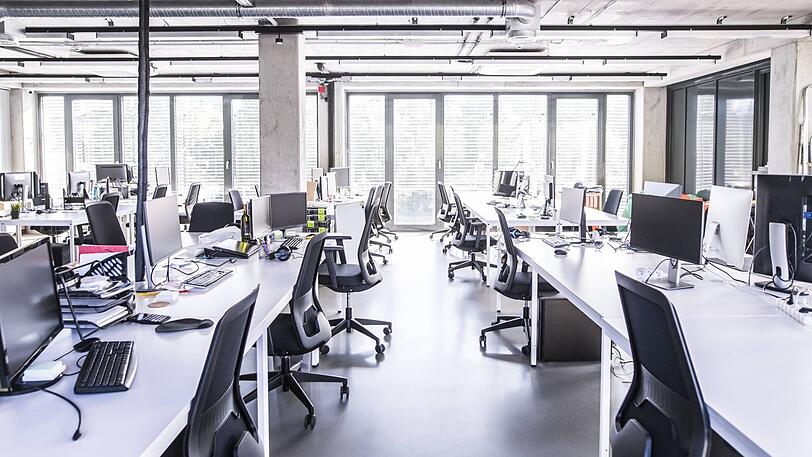 Viele Arbeitsplätze in bayerischen Büros sind leer &ndash; die Mitarbeiter im Homeoffice.