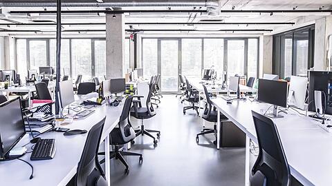 Viele Arbeitsplätze in bayerischen Büros sind leer &ndash; die Mitarbeiter im Homeoffice.