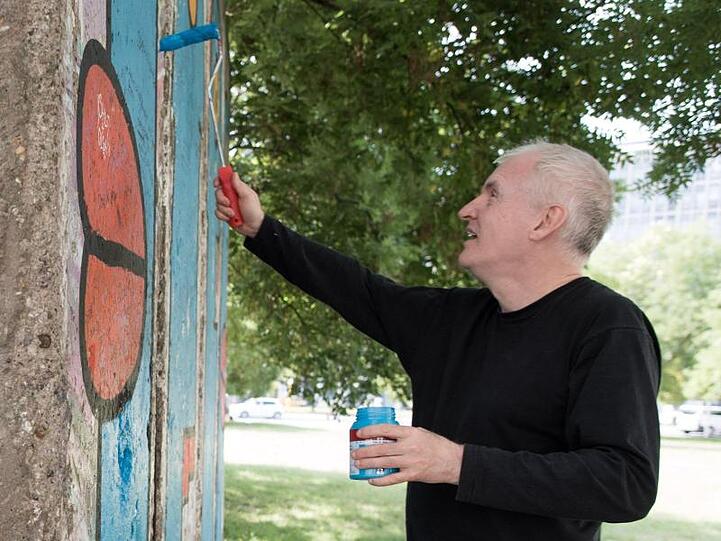 Der Street-Art-Künstler Thierry Noir bei der Arbeit.