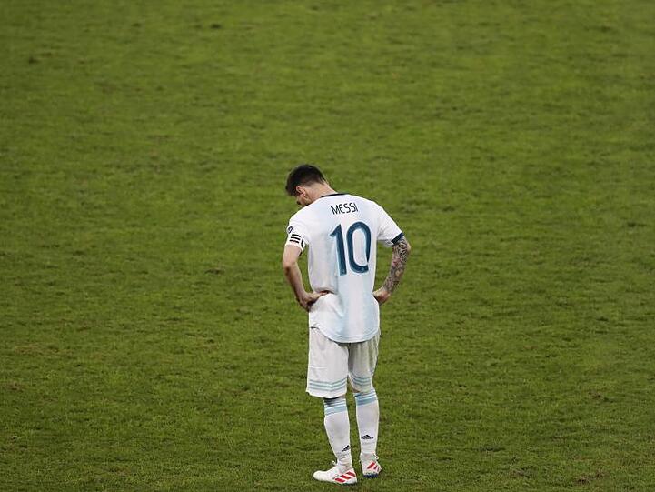 Argentiniens Starspieler Lionel Messi lässt beim Spiel gegen Brasilien den Kopf hängen.