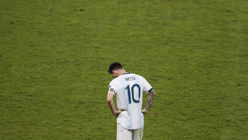 Argentiniens Starspieler Lionel Messi lässt beim Spiel gegen Brasilien den Kopf hängen. Argentiniens Starspieler Lionel Messi lässt beim Spiel gegen Brasilien den Kopf hängen.