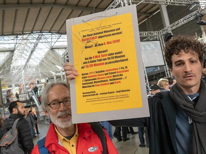 Wolfgang Hesse (l) vom Münchner Forum, und Ates Gürpinar, Sprecher der Linken, demonstrieren gegen den Abriss. Foto: Peter Kneffel
