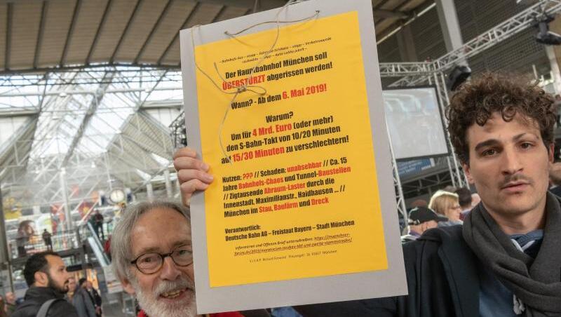 Wolfgang Hesse (l) vom Münchner Forum, und Ates Gürpinar, Sprecher der Linken, demonstrieren gegen den Abriss. Foto: Peter Kneffel Wolfgang Hesse (l) vom Münchner Forum, und Ates Gürpinar, Sprecher der Linken, demonstrieren gegen den Abriss. Foto: Peter Kneffel