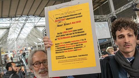 Wolfgang Hesse (l) vom Münchner Forum, und Ates Gürpinar, Sprecher der Linken, demonstrieren gegen den Abriss. Foto: Peter Kneffel