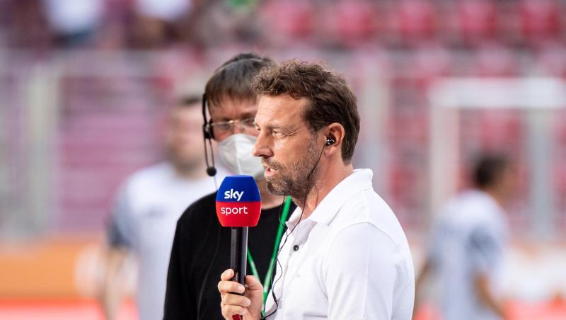 Augsburgs Trainer Markus Weinzierl gibt vor einem Spiel ein Interview.