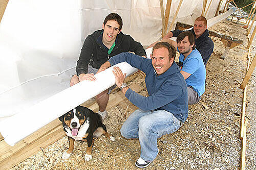 Bewachen den Baum: Dominik Bartel, Philipp Nestler mit Hund Marnie, Stefan Schneider und Philipp Birkenholz (v. l).