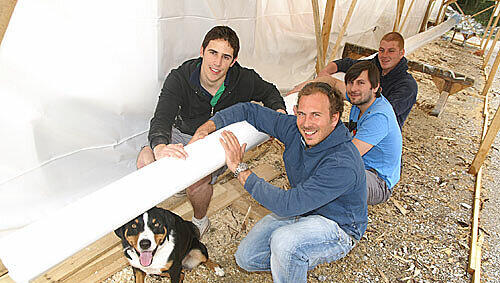 Bewachen den Baum: Dominik Bartel, Philipp Nestler mit Hund Marnie, Stefan Schneider und Philipp Birkenholz (v. l). Bewachen den Baum: Dominik Bartel, Philipp Nestler mit Hund Marnie, Stefan Schneider und Philipp Birkenholz (v. l).