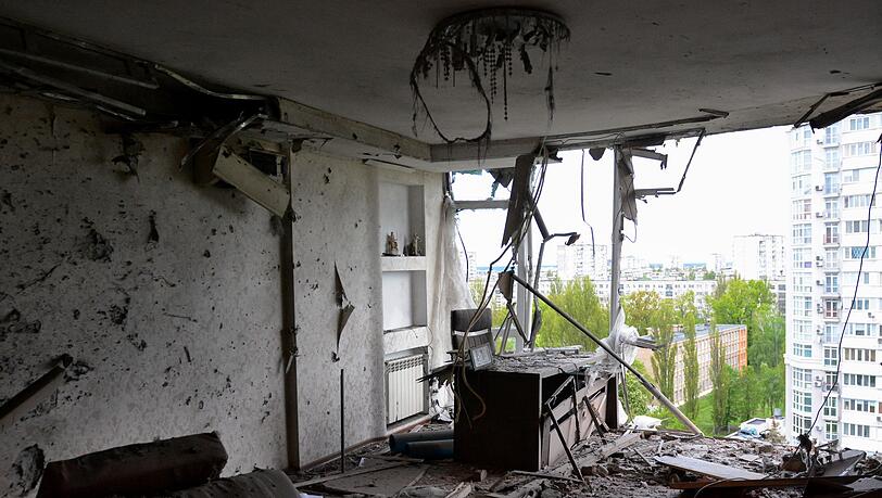 Der Blick aus einer beschädigten Wohnung eines Hauses in Kiew, aufgenommen nach einem russischen Militärangriff durch iranische Shaheds-Drohnen.