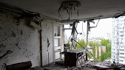Der Blick aus einer beschädigten Wohnung eines Hauses in Kiew, aufgenommen nach einem russischen Militärangriff durch iranische Shaheds-Drohnen.