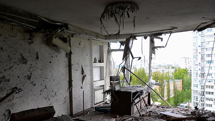 Der Blick aus einer beschädigten Wohnung eines Hauses in Kiew, aufgenommen nach einem russischen Militärangriff durch iranische Shaheds-Drohnen.