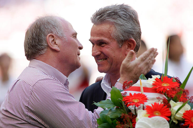 JUPP HEYNCKES (28.04.2009 - 30.06.2009, 64 Tage)

Noch in den 90er-Jahren jagte der Manager Uli Hoeneß (l.) Jupp Heynckes (r.) vom Hof. Der größte Fehler seiner Karriere, wie er später zugeben sollte. Diesmal war die Entscheidung ein Glücksgriff. Mit vier Siegen und einem Remis aus den letzten fünf Partien lief der Rekordmeister überschaubare zwei Zähler hinter den Wölfen auf Rang 2 ins Ziel. Während Heynckes nach Leverkusen weiterzog und vom Freund zum Rivalen wurde, gab es für den FC Bayern diesmal wirklich den gewünschten Umbruch.