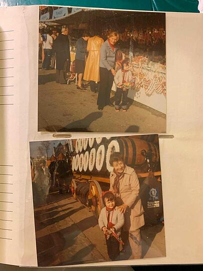 Der kleine Clemens mit der Mama auf der Wiesn. Der kleine Clemens mit der Mama auf der Wiesn.