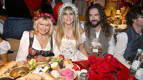 Heidi Klum ließ es sich mit ihrer Mutter Erna und Ehemann Tom im Käferzelt schmecken.