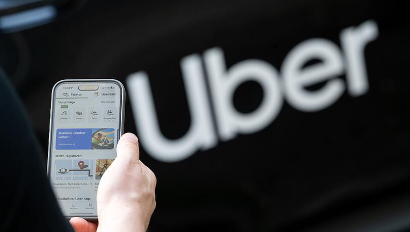 Uber führt in Deutschland eine neue In-App-Funktion ein, die es Fahrgästen erlaubt, während der Fahrt den Ton im Fahrzeug aufzuzeichnen. (Symbolbild) Uber führt in Deutschland eine neue In-App-Funktion ein, die es Fahrgästen erlaubt, während der Fahrt den Ton im Fahrzeug aufzuzeichnen. (Symbolbild)