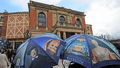 Mit dem Regenschirm ins Bayreuther Festspielhaus zu marschieren, wäre sicher übertrieben. Dennoch: Der Musentempel ist dringend sanierungsbedürftig.