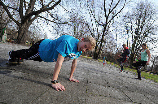 Zeit für hartes Workout im Luitpoldpark: Dieser junge Athlet trägt dabei nicht einmal einen Pullover.