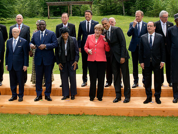 Bundeskanzlerin Angela Merkel und US-Präsident Barack Obama stehen auf Schloss Elmau in Elmau während eines Gruppenfotos mit den Gästen der Outreach Konferenz zusammen.