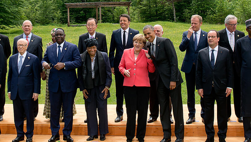 Bundeskanzlerin Angela Merkel und US-Präsident Barack Obama stehen auf Schloss Elmau in Elmau während eines Gruppenfotos mit den Gästen der Outreach Konferenz zusammen. Bundeskanzlerin Angela Merkel und US-Präsident Barack Obama stehen auf Schloss Elmau in Elmau während eines Gruppenfotos mit den Gästen der Outreach Konferenz zusammen.