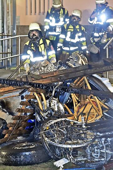 In einem neungeschossigen Wohnblock im Stadtteil Forstenried musste die Feuerwehr in der Nacht einen ausgedehnten Kellerbrand löschen. Ein Mann
erlitt eine Rauchgasvergiftung und wurde zur Behandlung in ein Krankenhaus gebracht.