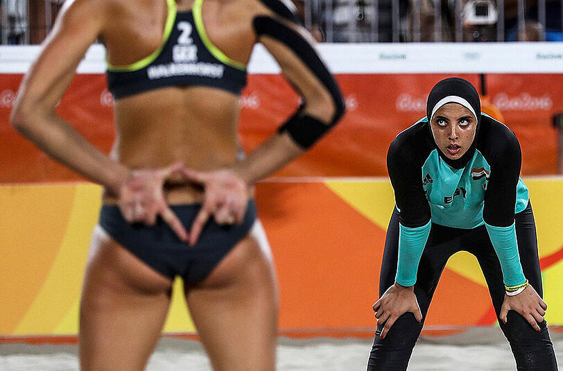 Neue Optik im olympischen Beachvolleyball-Turnier: Beim Spiel des deutschen Damen-Duos Kira Walkenhorst (vorne) und Laura Ludwig gegen Ägypten (2:0) zeigt sich Doaa Elghobashy verschleiert.