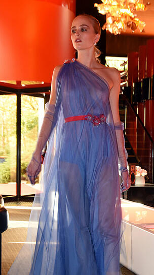 Griechische Göttin? Auf jeden Fall himmlisch: Ein Model führt eine Robe von Talbot Runhof vor.