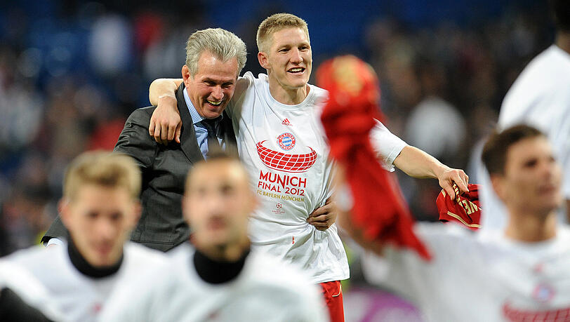 25. April 2012: Jupp Heynckes (l.) und Bastian Schweinsteiger nach dem Sieg im Elfmeterschießen gegen Real Madrid.