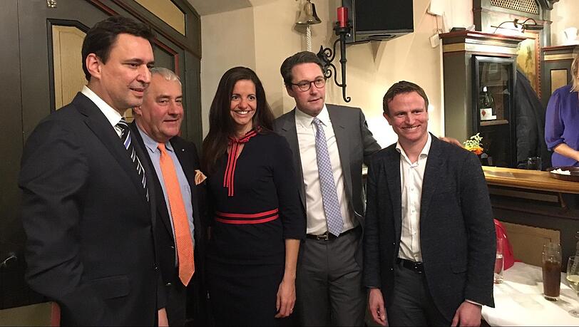 CSU-Männer, die eine Frau unterstützen: Georg Eisenreich, Ludwig Spaenle, Andreas Scheuer und Hans Theiss mit Kristina Frank (Mitte). CSU-Männer, die eine Frau unterstützen: Georg Eisenreich, Ludwig Spaenle, Andreas Scheuer und Hans Theiss mit Kristina Frank (Mitte).