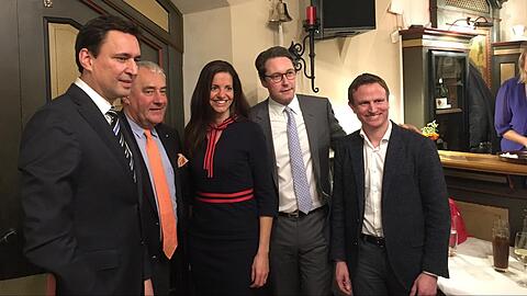 CSU-Männer, die eine Frau unterstützen: Georg Eisenreich, Ludwig Spaenle, Andreas Scheuer und Hans Theiss mit Kristina Frank (Mitte).