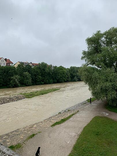Der Pegel der Isar ist aufgrund der Regenfälle der vergangenen Tagen auf über 1,80 Meter angestiegen.