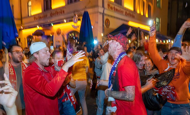 Die Freude bei den Bayern-Fans kennt nach dem Triple-Sieg keine Grenzen - klicken Sie sich durch die Bilder von der Party in der Landeshauptstadt.