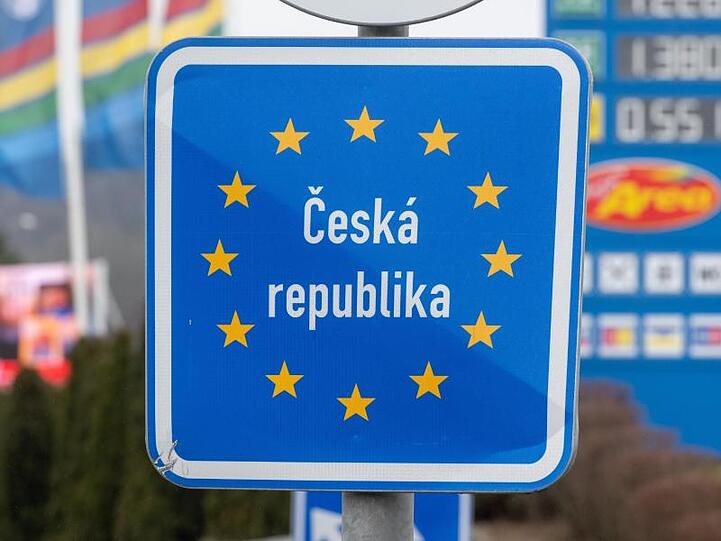 Ein Schild mit der Aufschrift "Tschechische Republik" steht kurz vor der deutsch-tschechischen Grenze. Foto: Armin Weigel/dpa/