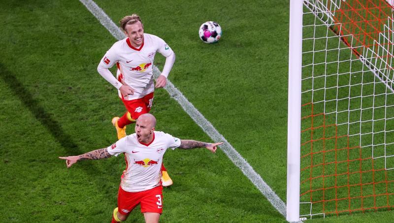 Leipzigs Angelino (vorn) und Emil Forsberg jubeln nach Angelinos Treffer zum 2:0.