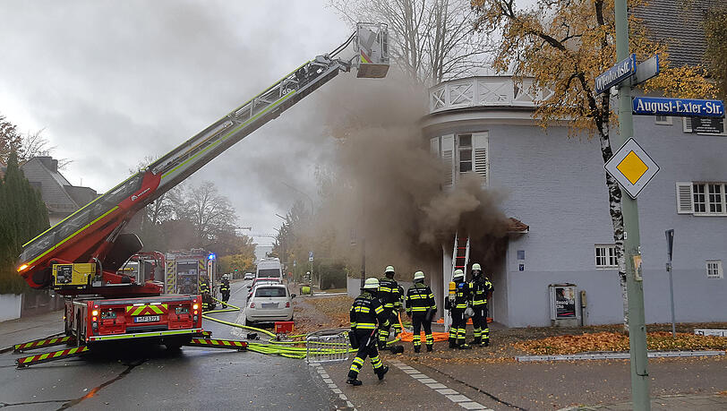 Dichter Rauch qualmt aus dem Haus in Pasing.