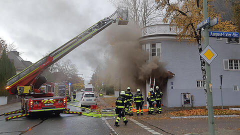 Dichter Rauch qualmt aus dem Haus in Pasing.