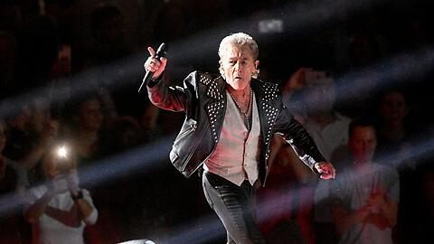 Die Lederjacke flog schon bald zu Boden: Peter Maffay am Donnerstag in der Olympiahalle.