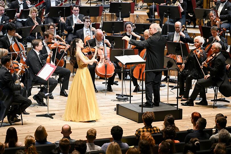 Die Geigerin María Duenas - hier mit Manfred Honeck und den Philharmonikern - wurde 2002 in Grandada geboren. 2021 gewann sie den ersten Preis in der Senior-Kategorie des Yehudi Menuhin Wettbewerbs. Sie gilt als eine der meistversprechenden Musikerinnen ihrer Generation.