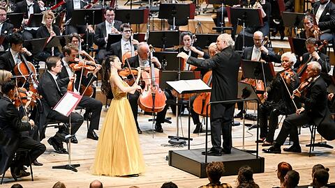 Die Geigerin María Duenas - hier mit Manfred Honeck und den Philharmonikern - wurde 2002 in Grandada geboren. 2021 gewann sie den ersten Preis in der Senior-Kategorie des Yehudi Menuhin Wettbewerbs. Sie gilt als eine der meistversprechenden Musikerinnen ihrer Generation.