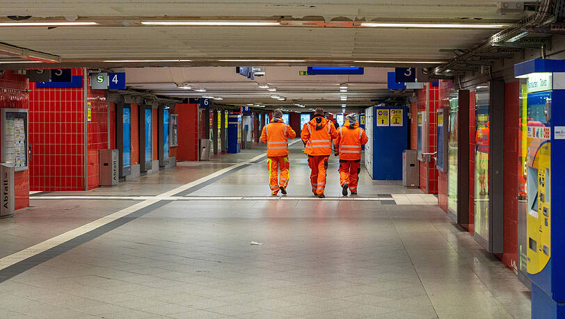 Leere Gänge am Münchner Ostbahnhof: In den Pfingstferien nimmt die Deutsche Bahn dort ihr neues elektronisches Stellwerk in Betrieb. "Der Abnahme- und Inbetriebnahme-Prozess dafür ist zeitaufwändig und hochkomplex", schreibt die Bahn. Leere Gänge am Münchner Ostbahnhof: In den Pfingstferien nimmt die Deutsche Bahn dort ihr neues elektronisches Stellwerk in Betrieb. "Der Abnahme- und Inbetriebnahme-Prozess dafür ist zeitaufwändig und hochkomplex", schreibt die Bahn.