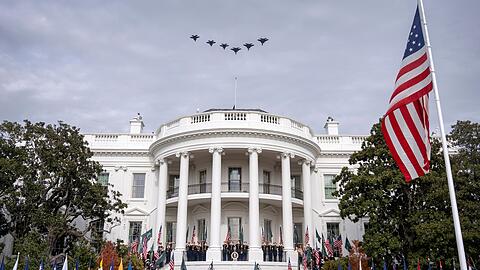 Kampfjets - unter anderem vom Typ F-35 - fliegen &uuml;ber das Wei&szlig;e Haus, als der US-Pr&auml;sident Saudi-Arabiens Kronprinzen empf&auml;ngt.