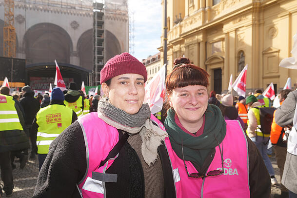 v.l. Requisitenmeisterin Paula Smejcbiord (47) und Plastikerin Julia Henningfeld (29) &ndash; beide arbeiten an der Bayerischen Staatsoper.