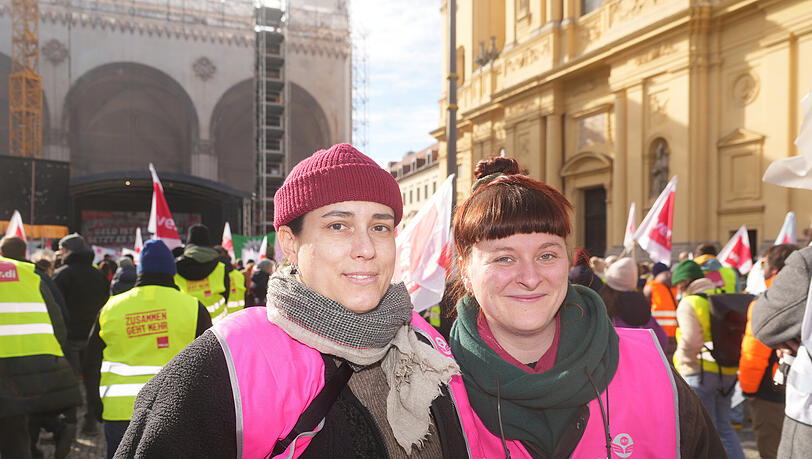 v.l. Requisitenmeisterin Paula Smejcbiord (47) und Plastikerin Julia Henningfeld (29) &ndash; beide arbeiten an der Bayerischen Staatsoper.