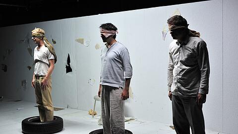 Pascal Riedel, Sinan Al-Kuri und Stefan Ruppe (von links) in der Inszenierung &bdquo;Der falsche Inder&ldquo; in der Kleinen Bühne des Volkstheaters.