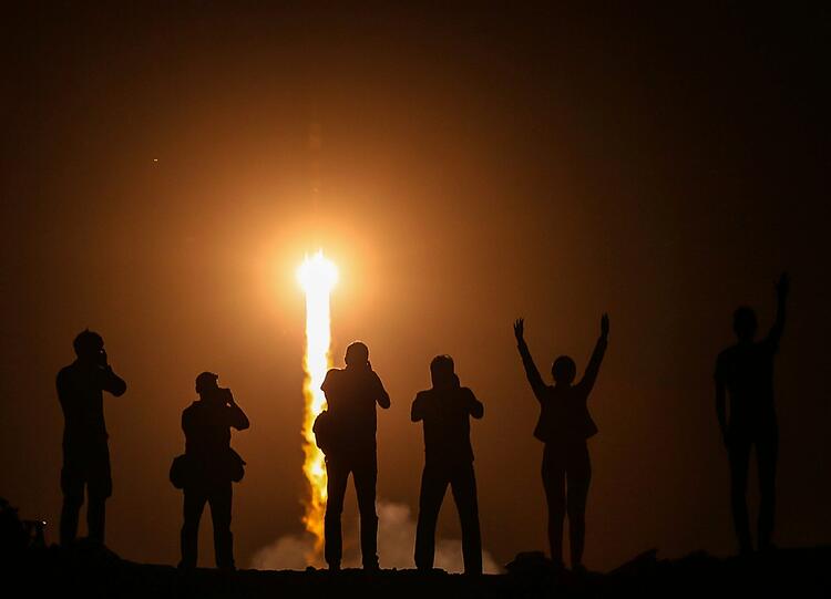 Freude auch bei den Zuschauern des Raketenstarts in Baikonur.