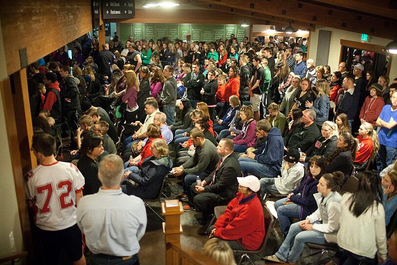 Nach dem Amoklauf: Geschockte Schüler an der Marysville-Pilchuck High School. Foto: Matt Mills Mcknight