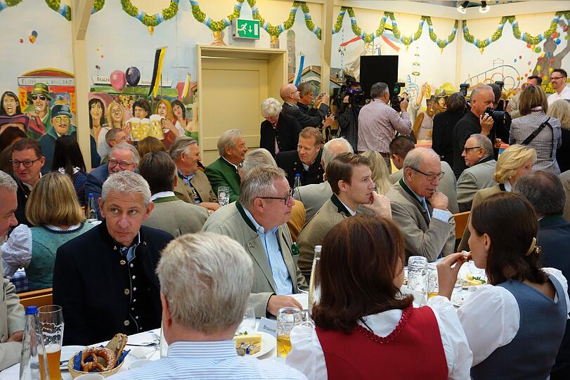 Der Andrang war groß: Am Dienstag wurde der Wiesn-Maßkrug im Hackerzelt vorgestellt.
