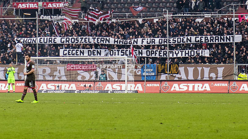 Geschmackloses Fan-Plakat der St. Pauli-Fans.